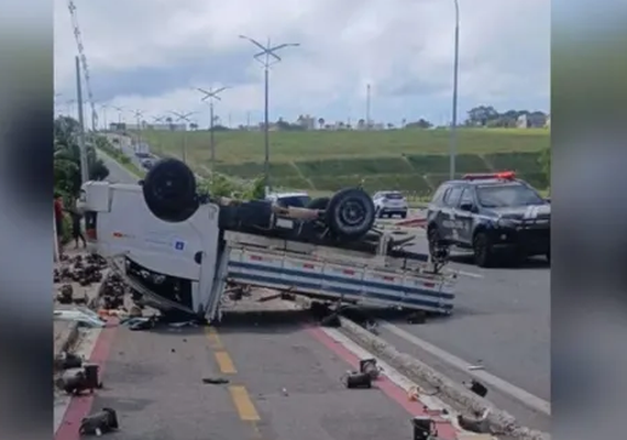 Caminhão capota no Barro Duro e deixa dois trabalhadores feridos em Maceió