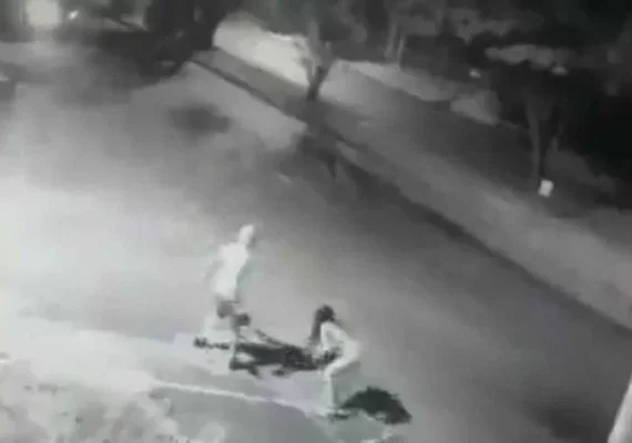 Motorista de aplicativo atropela dois passageiros após briga