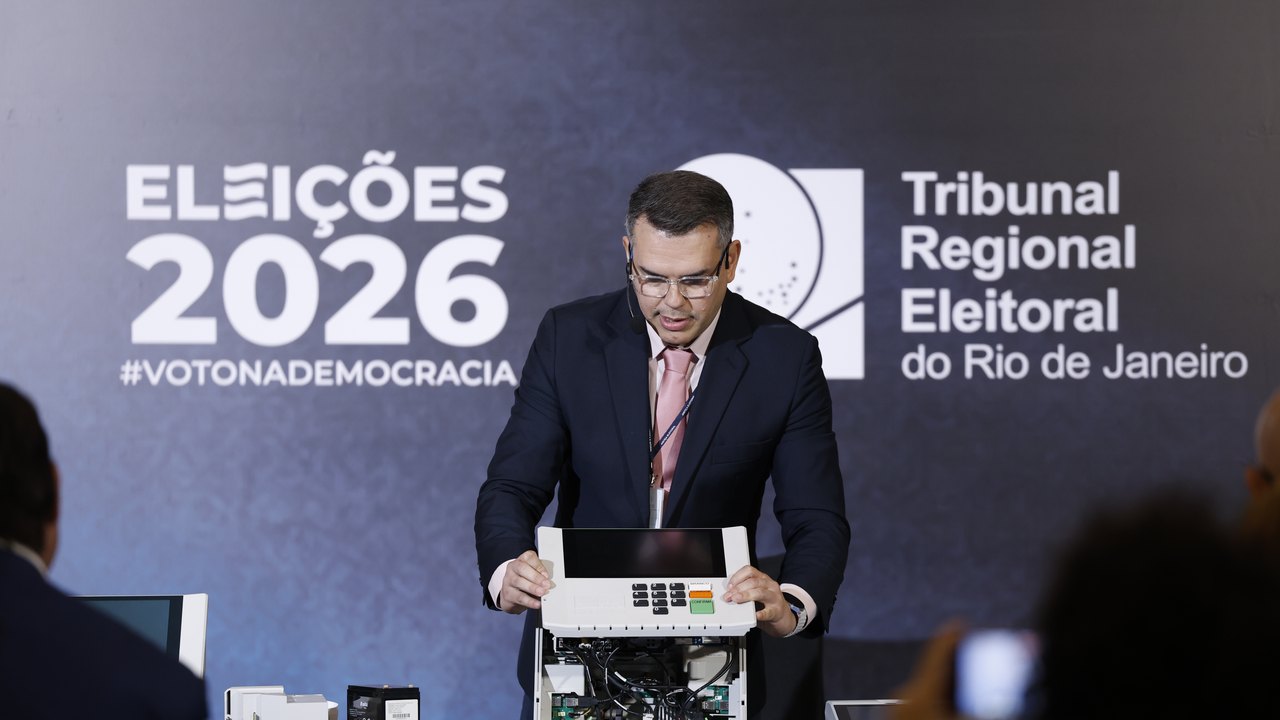 TRE-RJ abre urna ao público e evidencia segurança do voto eletrônico