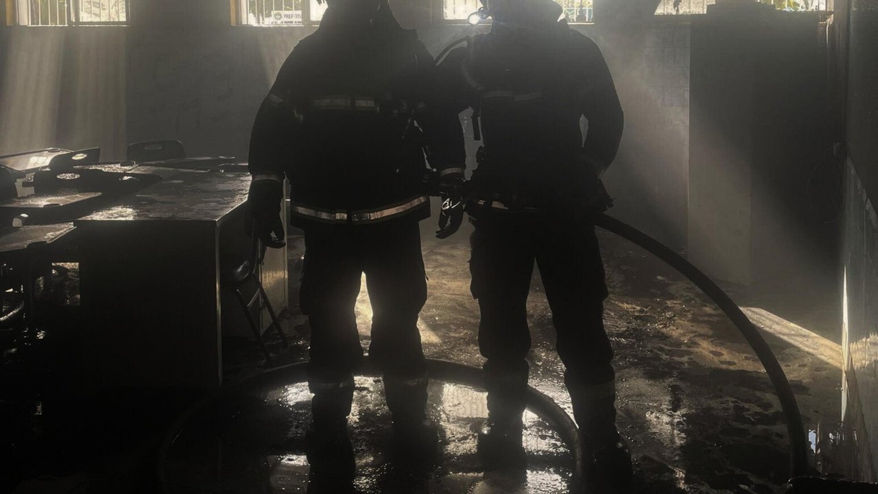Corpo de Bombeiros combate princípio de incêndio em escola em Maceió