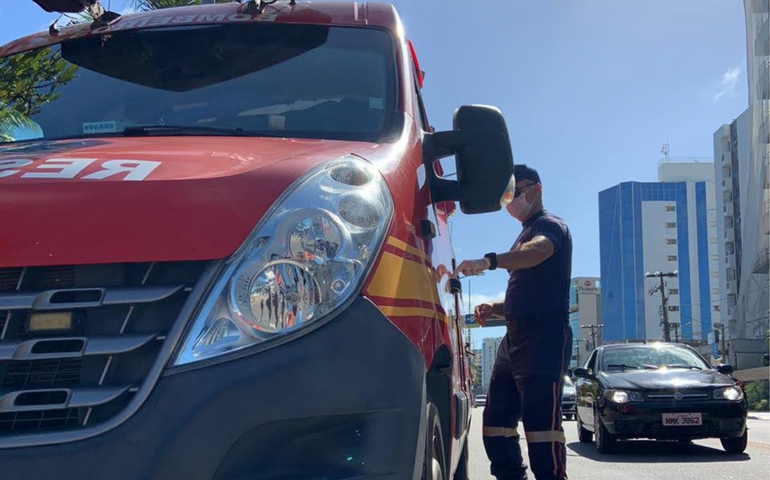 Corpo de Bombeiros socorrem vítima de atropelamento na Ponta Verde