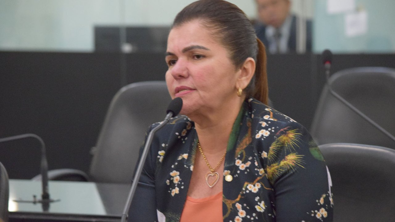 Ângela Garrote faz apelo a Renan Filho para que CASAL suspenda cobrança e corte de consumidores