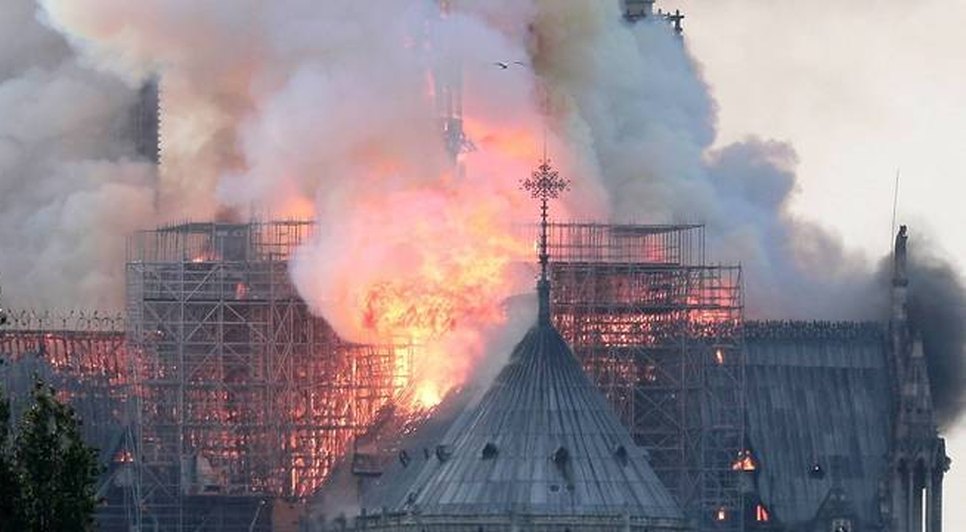 NOTRE DANE QUEIMANDO