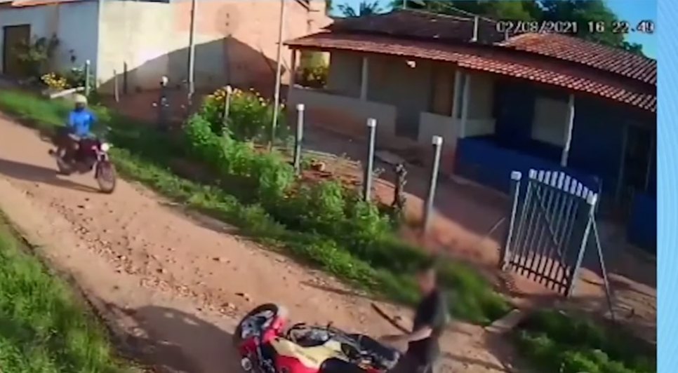 Imagens de câmera de segurança mostram momento em que homem investe contra mototaxista e rouba motocicleta. / Foto: Imagem: Reprodução/TV Atalaia