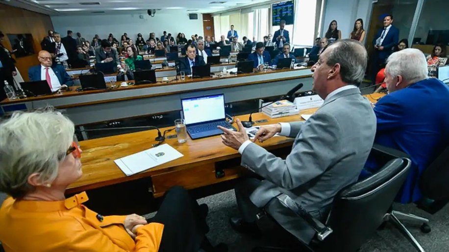 PEC do fim da reeleição para chefes do Executivo avança no Senado