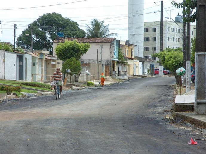 Rui Palmeira vistoria obras de pavimentação no Cambuci