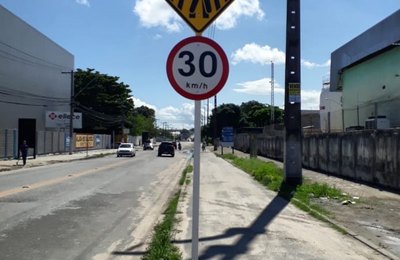 Prefeitura segue com sinalização vertical no Distrito Industrial de Maceió