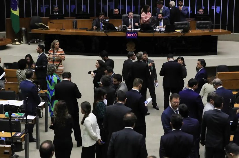 Governo ainda avalia se vai ao Supremo por IOF, diz AGU