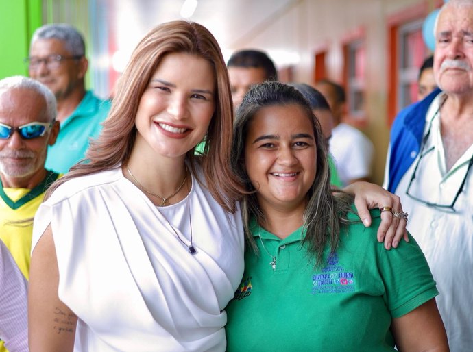 Prefeita Ceci anuncia pagamento antecipado dos servidores e reajuste para a Educação de Atalaia