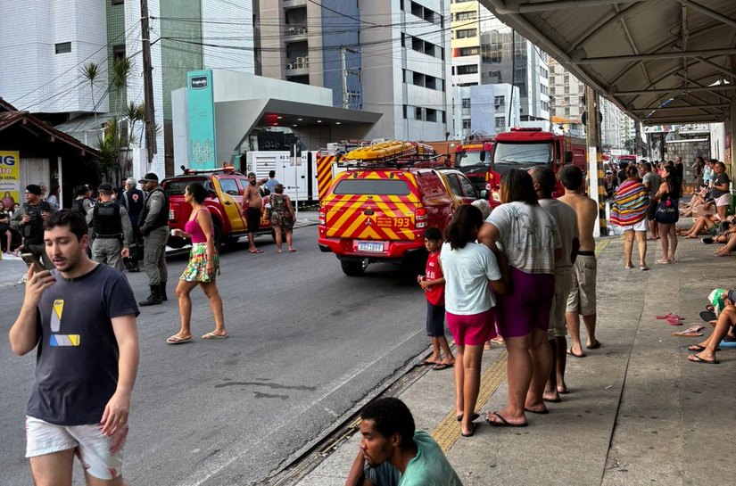 Incêndio atinge hotel e turista morre após inalar fumaça, na Pajuçara