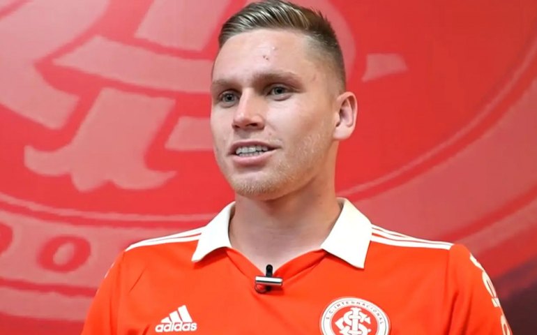Com aval de Mano Menezes, Inter renova contrato do centroavante Alemão até 2025