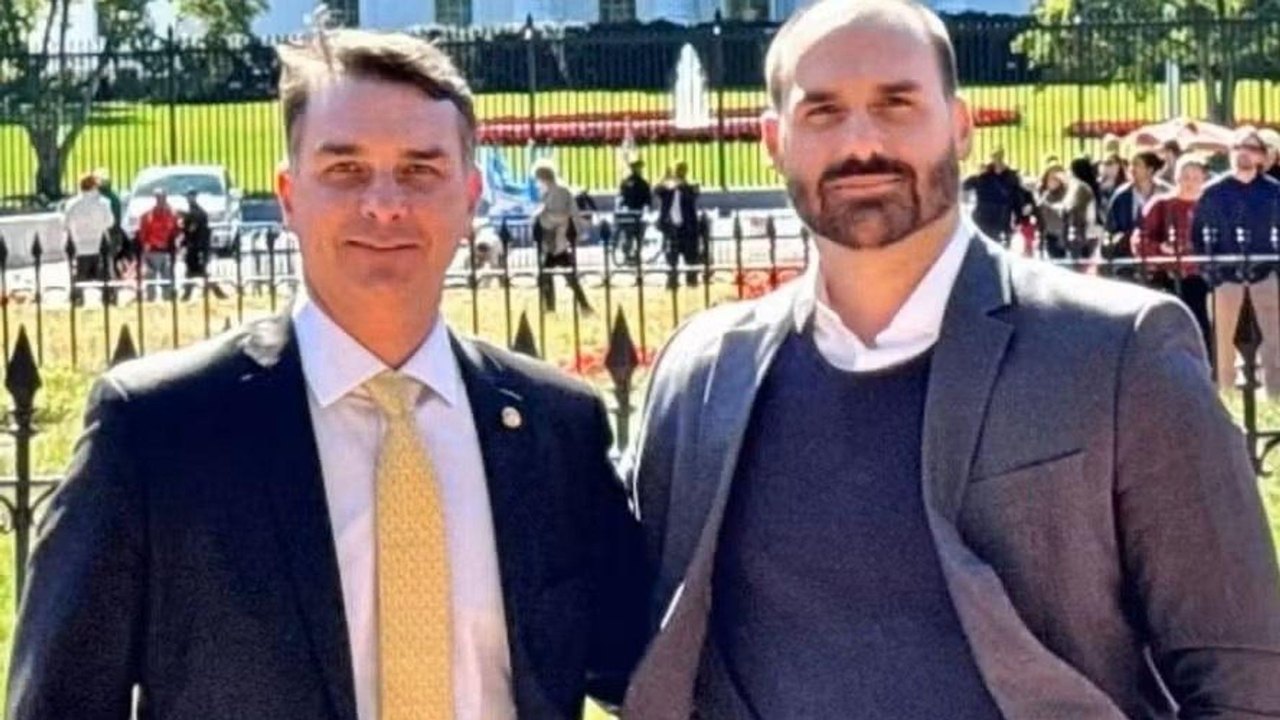 PF: Flávio e Eduardo Bolsonaro pediram reunião com Vorcaro no dia em que ex-deputado anunciou mudança para os EUA