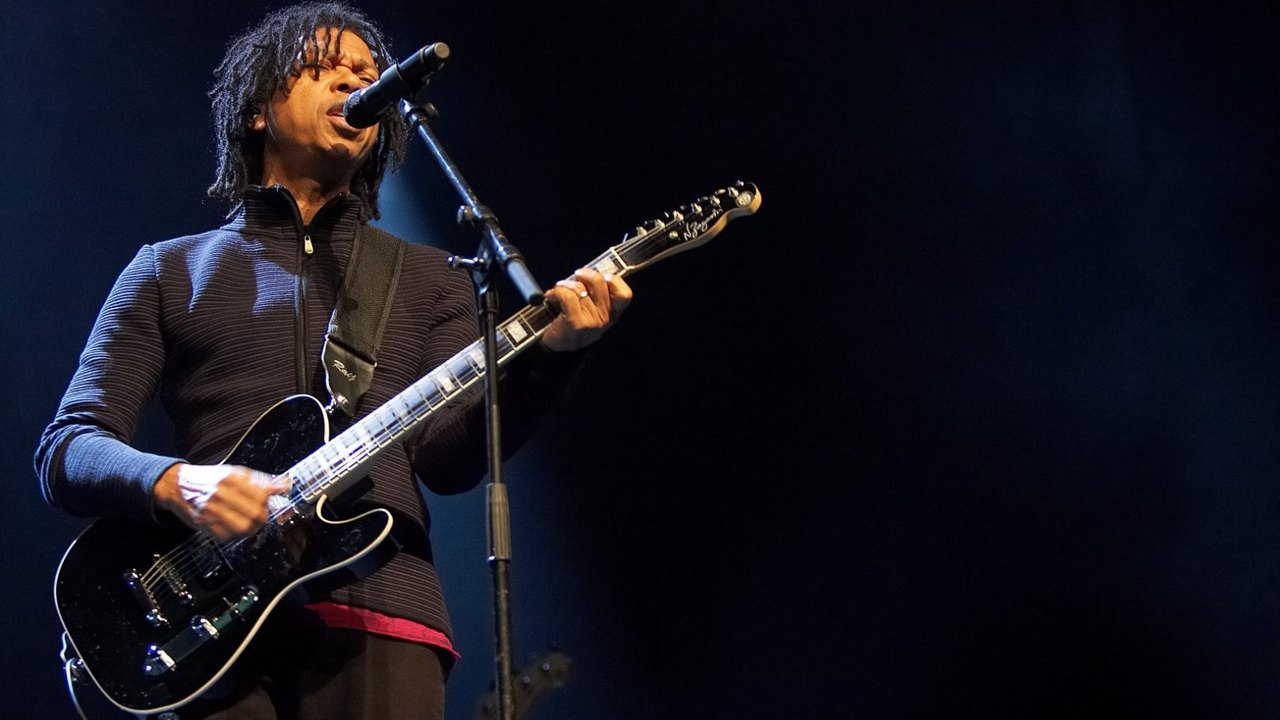 Descoberta de distúrbio neurológico muda a rotina do cantor Djavan
