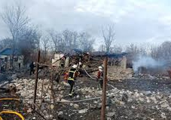 Pedestre quase é atingida por explosão de míssil russo na segunda maior cidade da Ucrânia; câmera flagrou o momento