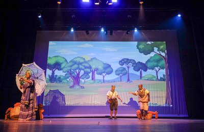 Bienal: estudantes da Escola Municipal Maria de Lourdes prestigiam espetáculo teatral sobre Jorge de Lima