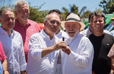 Prefeito Ronaldo Lopes recebe do presidente Lula as chaves da nova ambulância do Samu destinada a Penedo