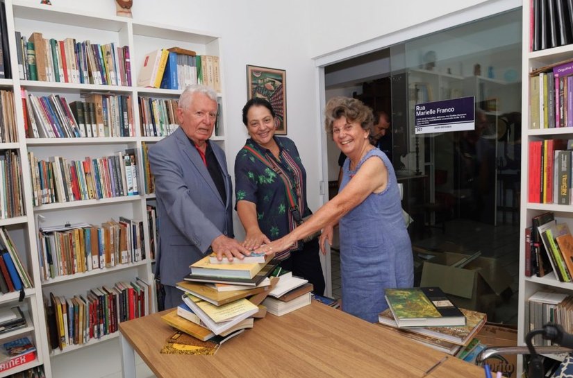 Cesmac recebe doação de acervo bibliográfico da museóloga Carmen Lucia Dantas