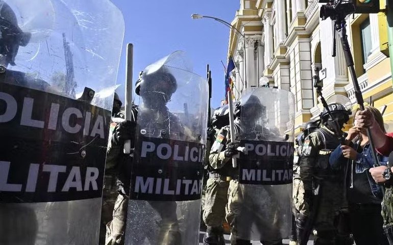 Tropas militares tomam praça em La Paz e presidente Arce pede 'respeito pela democracia'