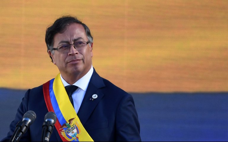 Presidente da Colômbia assina decreto convocando consulta popular sobre reforma