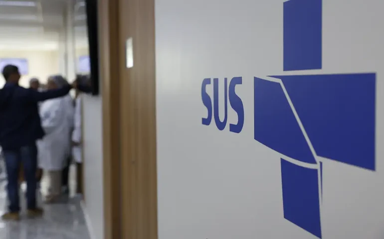 Debate propõe inclusão de válvula no SUS para evitar perda de visão