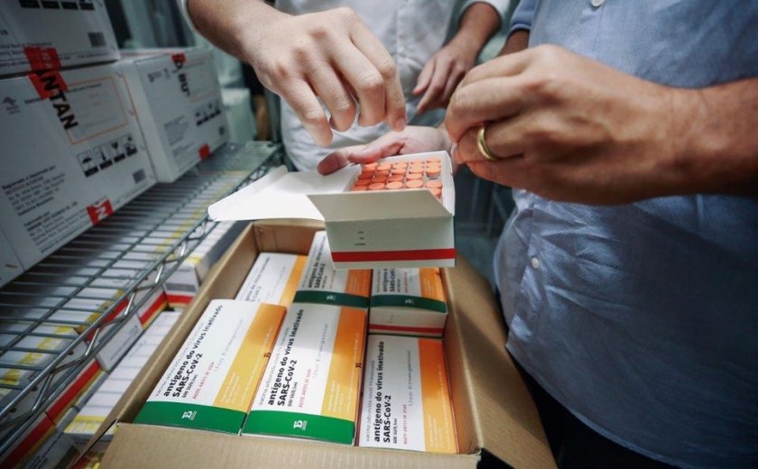 Governo inicia distribuição de 16.500 doses para vacinar idosos e trabalhadores da saúde