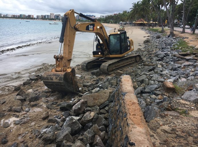 Prefeitura desobstrui faixa de areia na orla de Ponta Verde