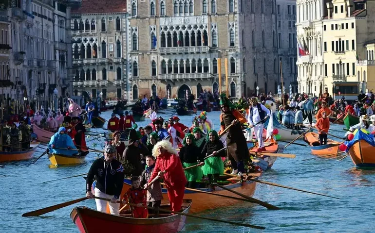 Desfile de 140 barcos marca início do Carnaval de Veneza