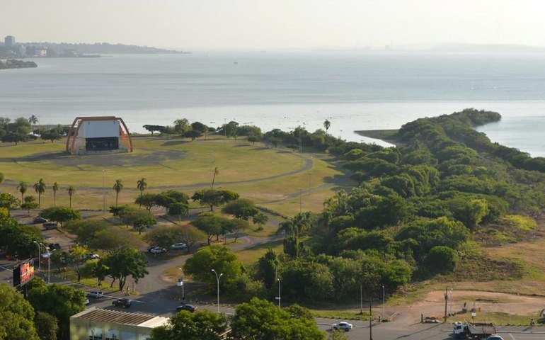 Rio Guaíba transborda e campos do CT do Internacional ficam totalmente alagados