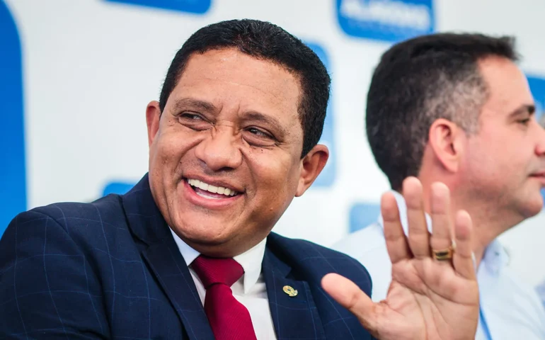 Irmão de secretário foi contemplado com cargo no Governo de Alagoas após ser exonerado pela tia-prefeita