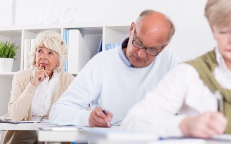 Comissão discute como combater o analfabetismo da pessoa idosa