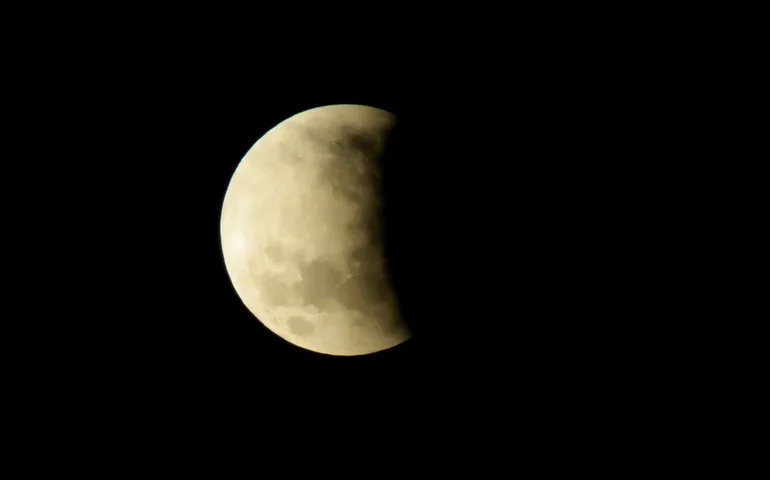 Superlua e eclipse parcial ocorrem juntos nesta terça; entenda fenômenos