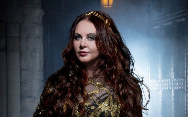 Sarah Brightman faz live em que se apresentará ao lado de Andrew Lloyd Webber