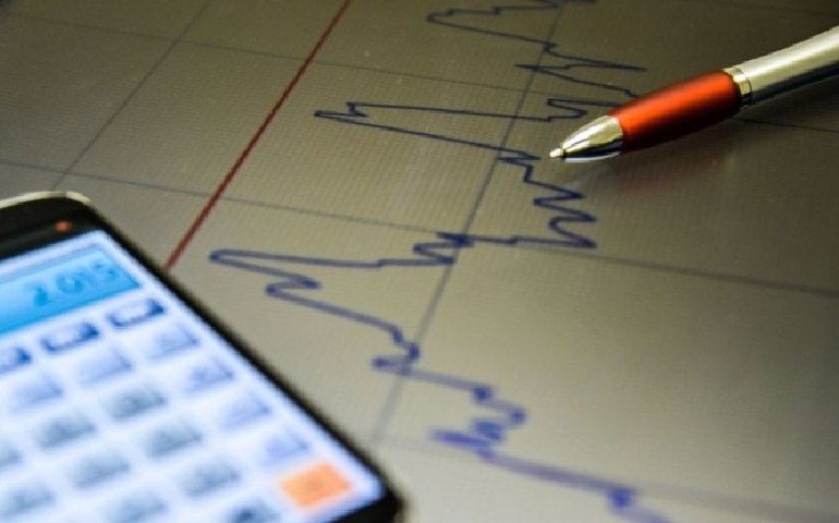 Juros caem com yields dos Treasuries e após PEC passar em 1º turno na Câmara