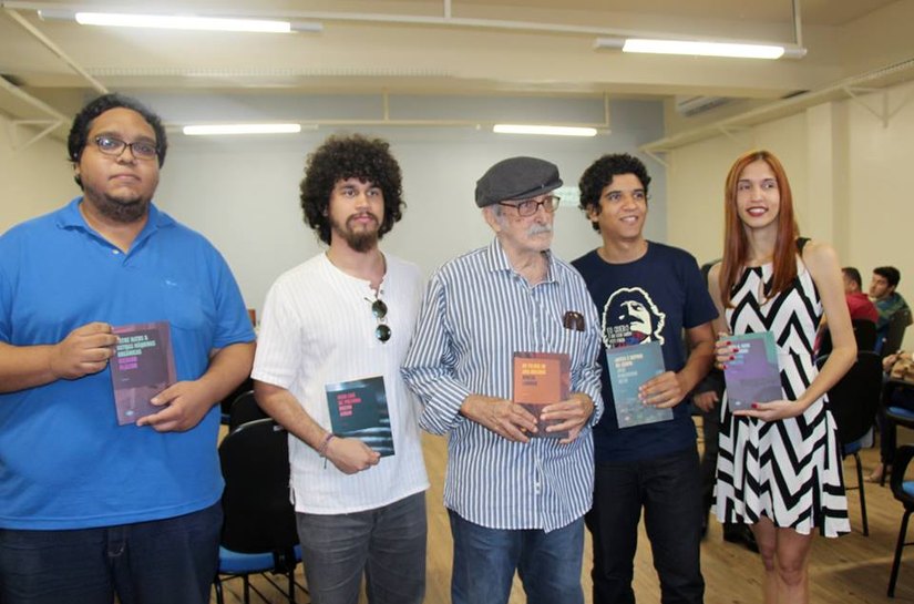 Meio Chá de Pólvora: jornalista arapiraquense lança livro de poemas