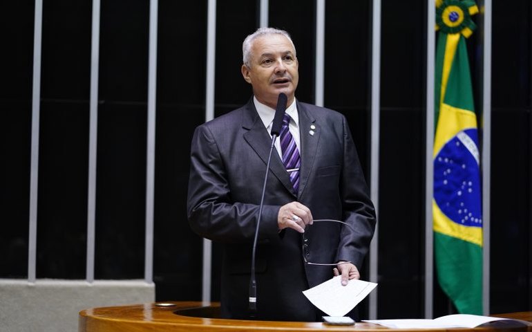 Projeto aprovado permite que polícia apreenda arma de agressor de mulher preso em flagrante