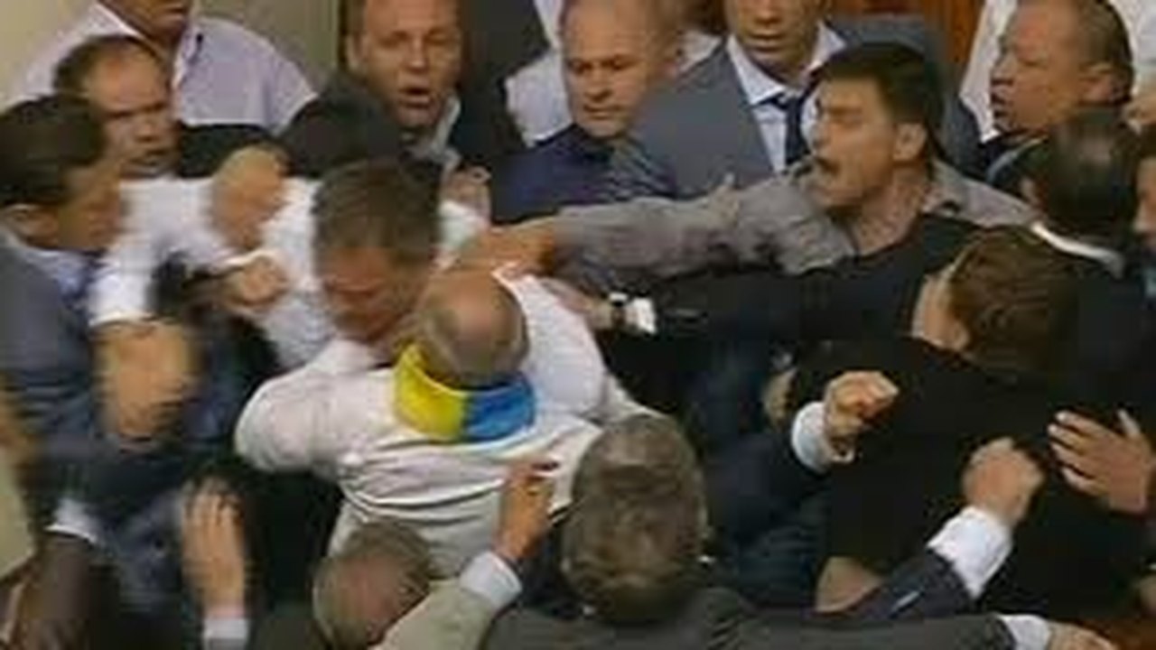 Deputados trocam socos em Parlamento da Turquia