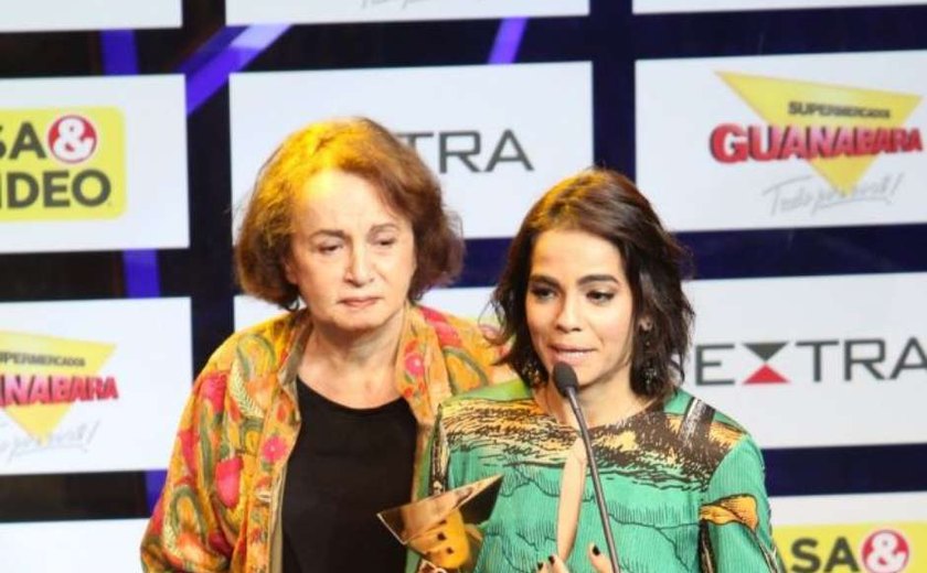 Viúva chora ao receber prêmio pelo ator Domingos Montagner