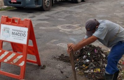 Lixo jogado nas ruas pela população é retirado de galerias durante drenagem