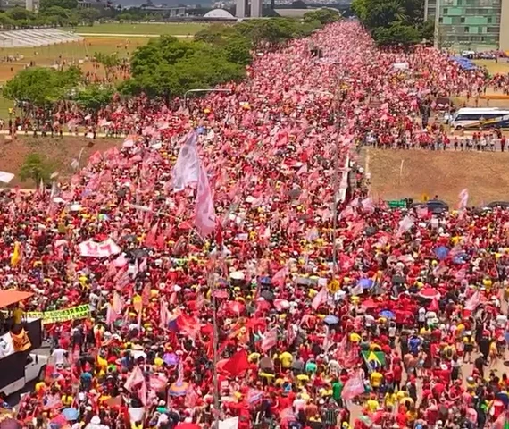 Multidão toma a Esplanada dos Ministérios em Brasília em apoio a Lula; veja vídeo