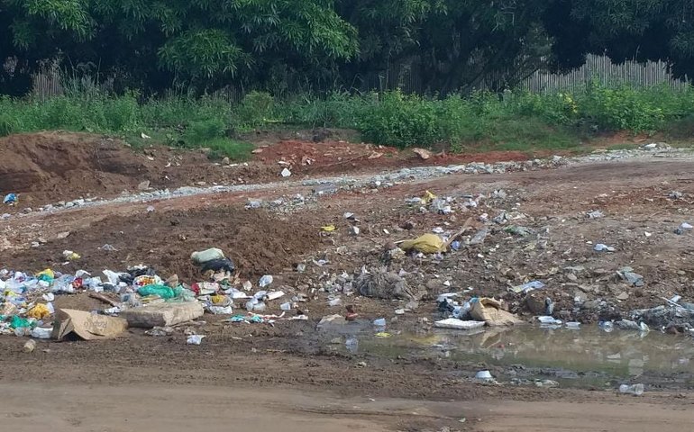 Coleta para há mais de 3 dias e lixo &#8216;dá na canela&#8217; em toda a cidade
