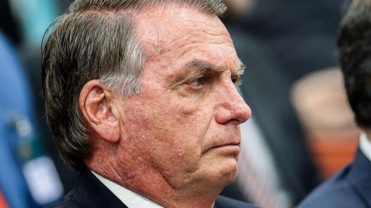 Saiba quais eram os conteúdos do pen drive encontrado no banheiro da casa de Bolsonaro