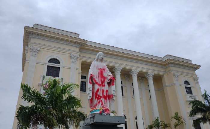 Imagem de Nossa Senhora das Graças foi pichada com tinha vermelha