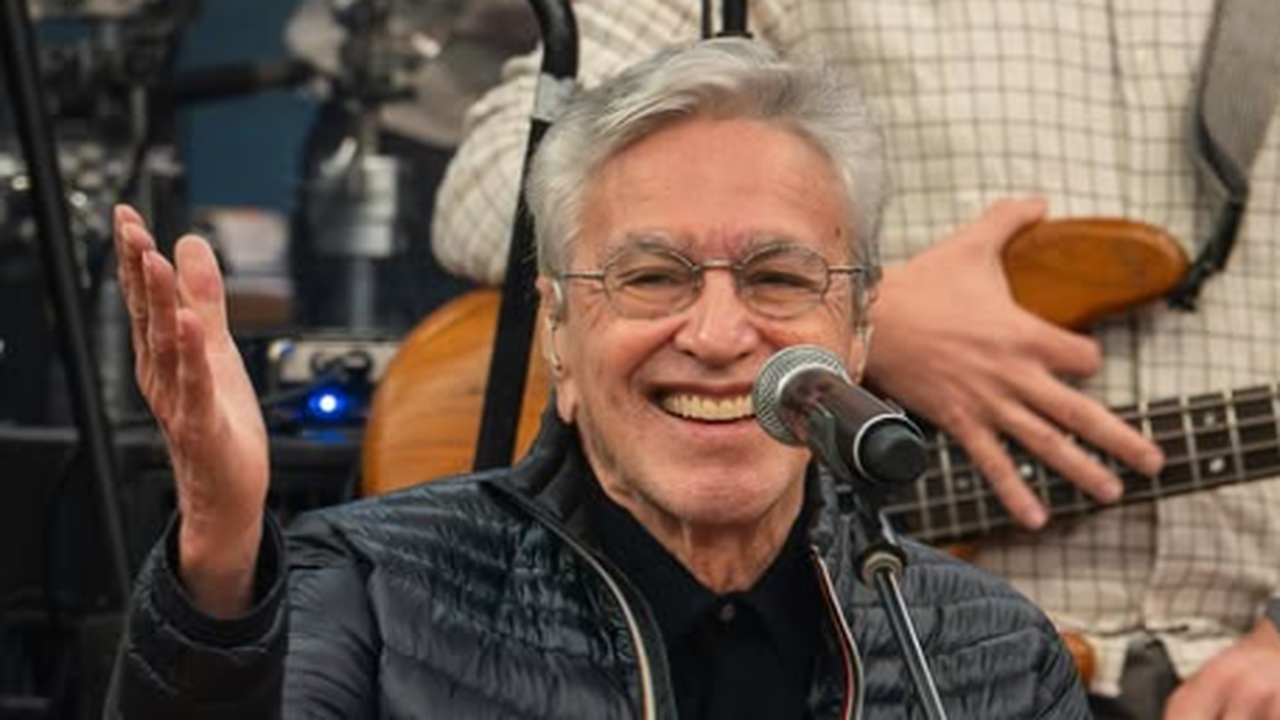 Caetano Veloso se emociona ao ver senhora cantar 'Força estranha', e famosos comentam: 'Caiu uma lágrima'