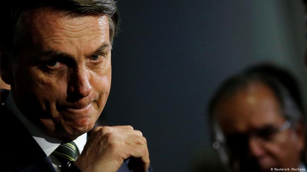 Bolsonaro revoga trecho de MP que permite suspender contrato de trabalho