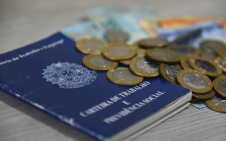 Lula assina decreto que aumenta salário mínimo para R$ 1.518 em 2025