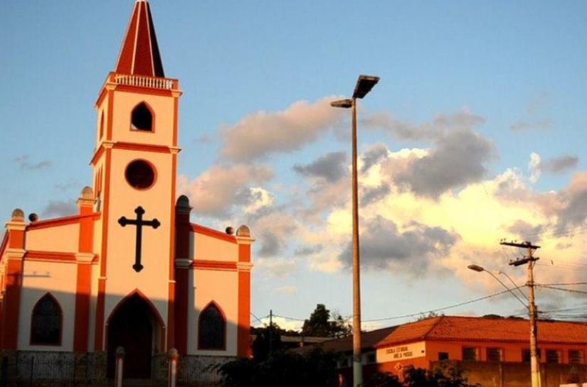 Sabia que existe uma cidade turística no Brasil que pode ser atravessada a pé em poucos minutos? Descubra qual é!