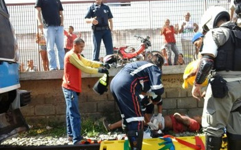 VLT atinge motociclista próximo ao mercado da produção em Maceió