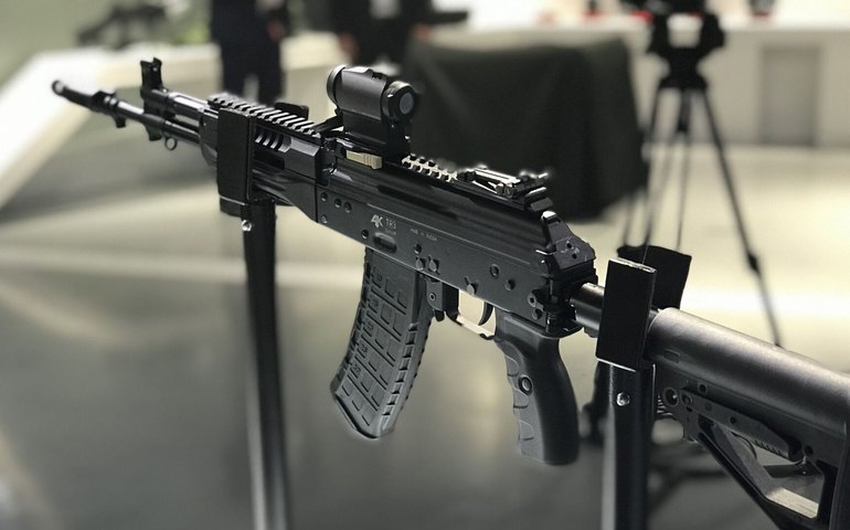 Kalashnikov russa inova com variantes modificadas do fuzil de assalto AK-12 (FOTOS)