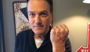Michael W Smith publicou foto em sua rede social apoiando o movimento #EndSlaveryAct