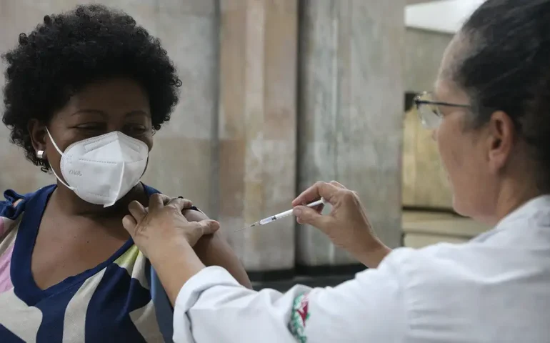 Taxa de positivos para Covid no Brasil cai e é ultrapassada por gripe e VSR